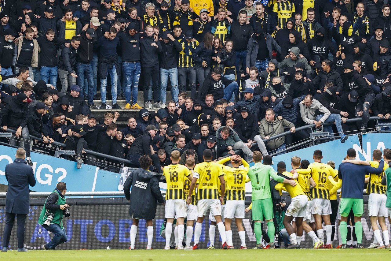 Schock in Nijmegen: Nach dem Derbysieg von Vitesse Arnheim brach eine Tribüne.