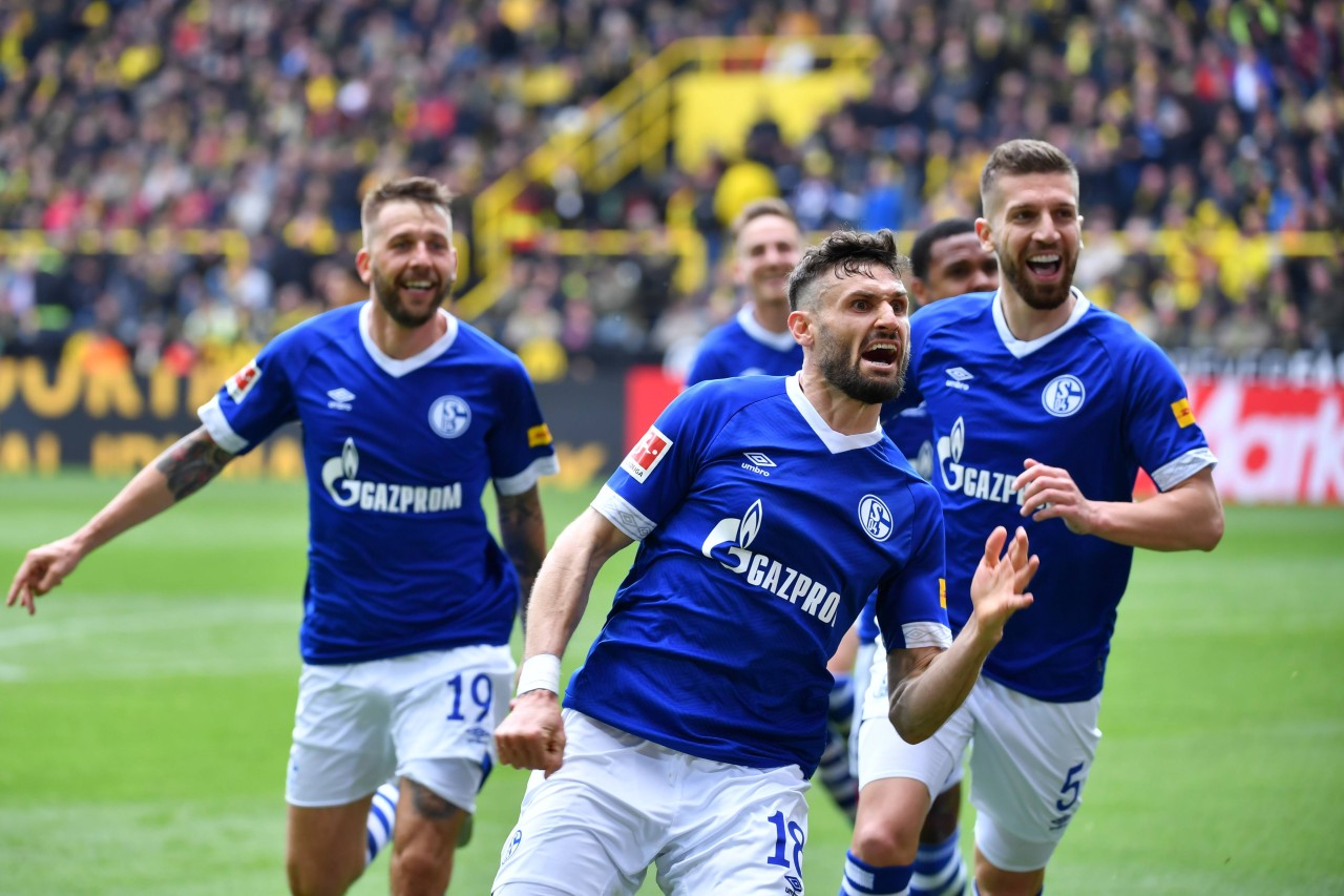 Die Schalker Spieler bejubelten den Derbysieg in Dortmund - allen voran Daniel Caligiuri.