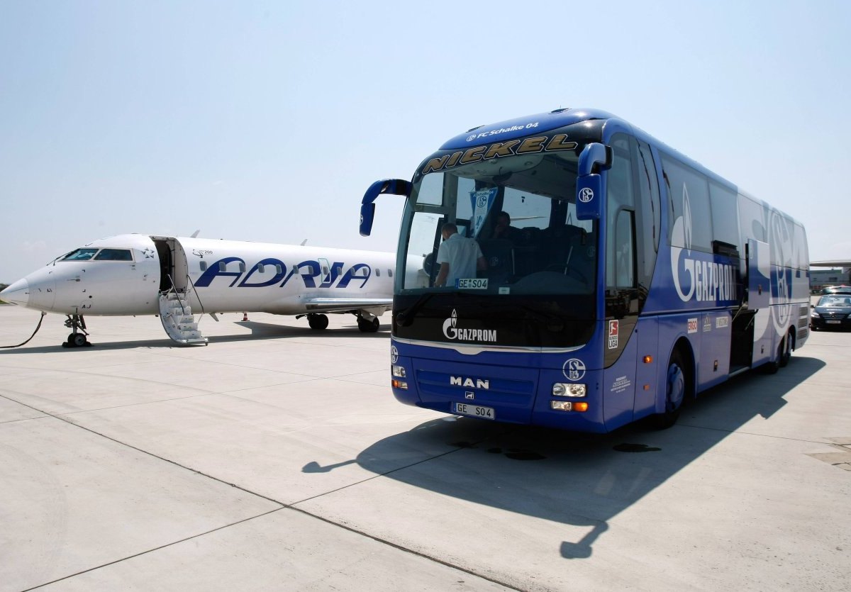 schalke-mannschaftsbus-bus-flugzeug-flieger.jpg