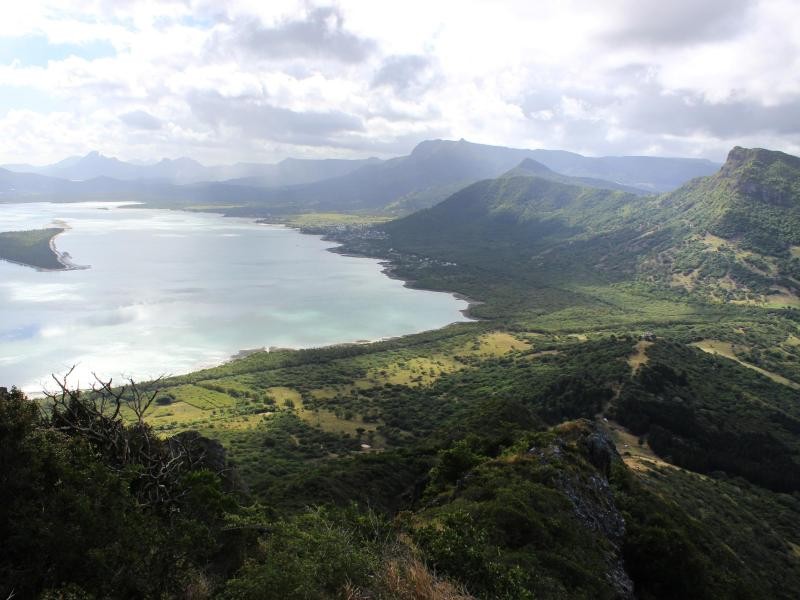 Beim Aufstieg vom Le Morne fällt der Blick auf die Lagune vor der Halbinsel.