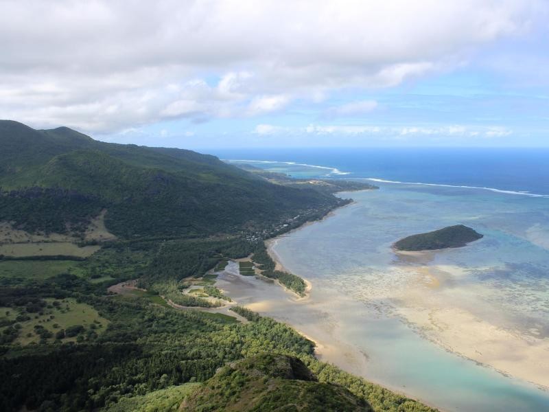 Am Riff vor Le Morne finden sich die verschiedensten Blautöne im Wasser.