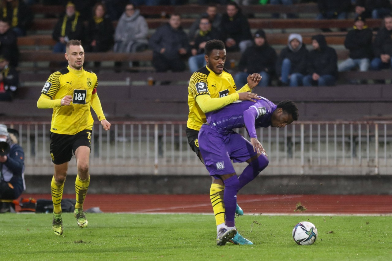 Borussia Dortmund: Hier verursacht Zagadou einen folgenschweren Elfmeter.