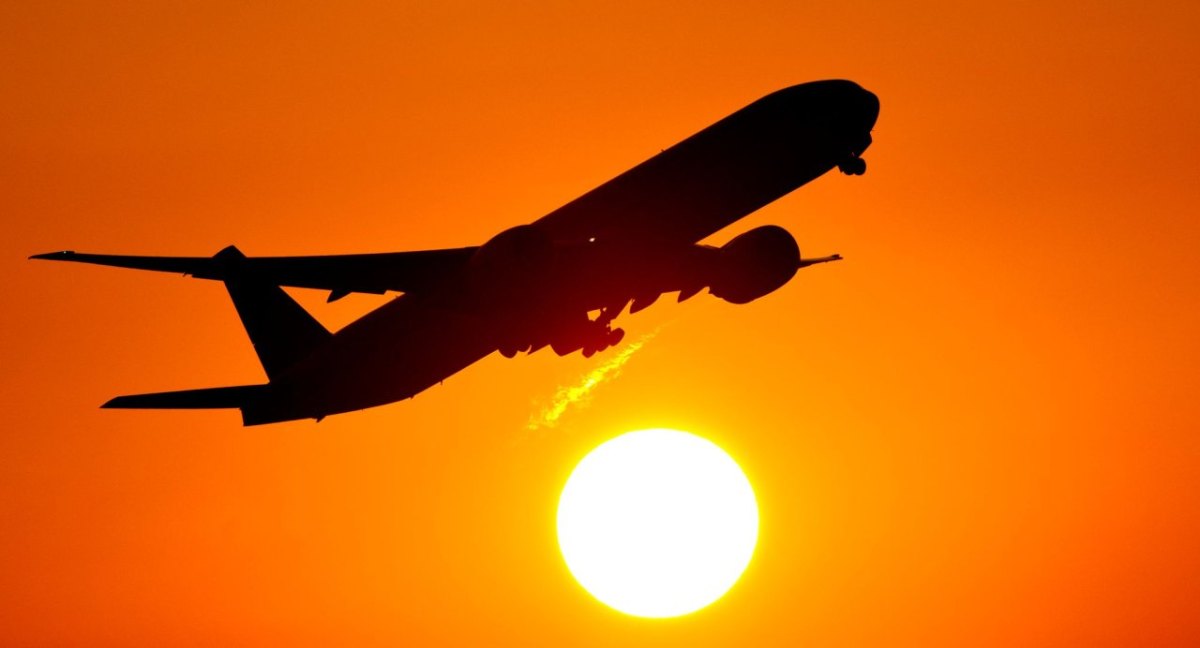 Ein Flugzeug in der Abendröte