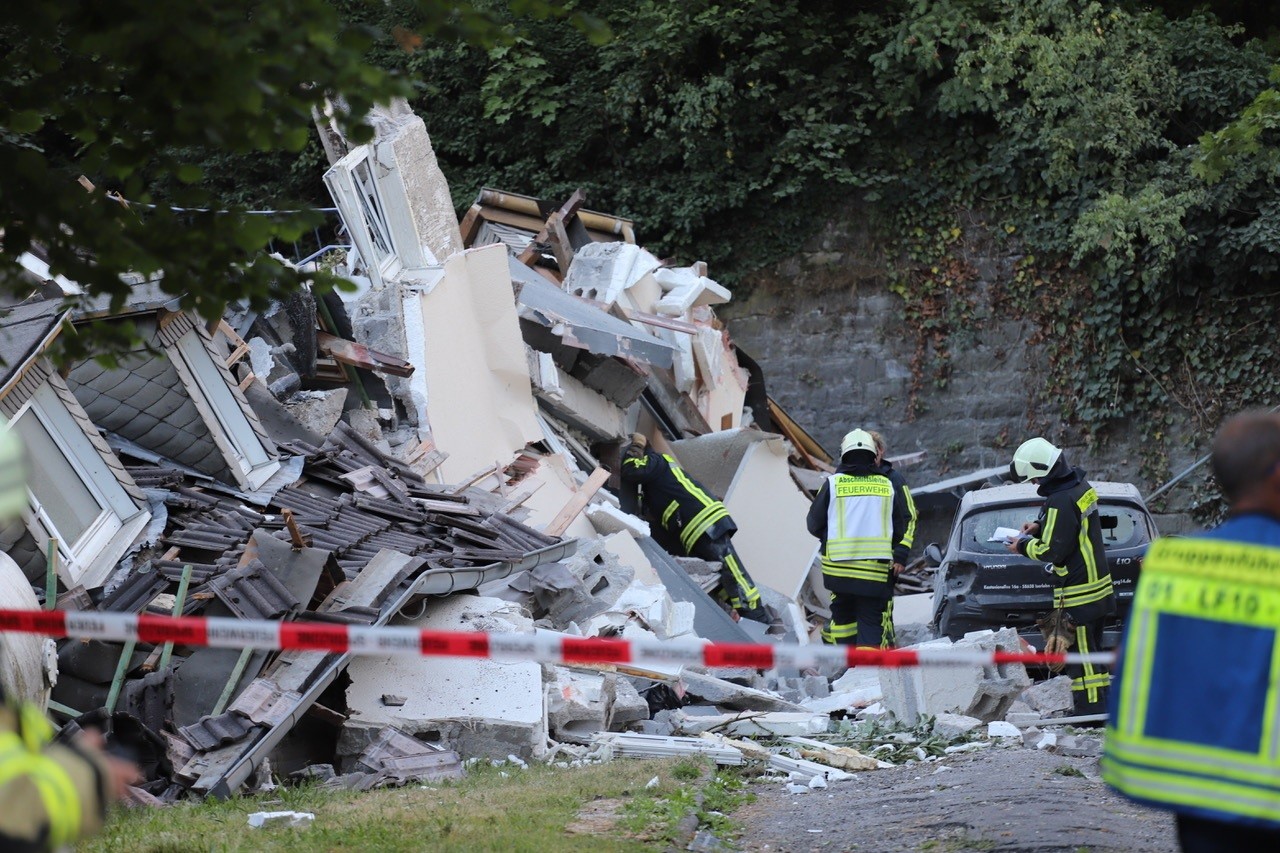 NRW: Das Mehrfamilienhaus in Hemer steht in Trümmern. Warum das Gebäude in die Luft geflogen ist, ist noch unklar.