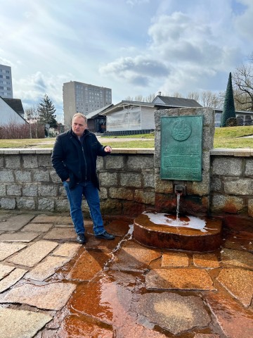 Stadtführer Sylvester Klawinowski zeigt die Solequelle im Kurort Kolberg. 