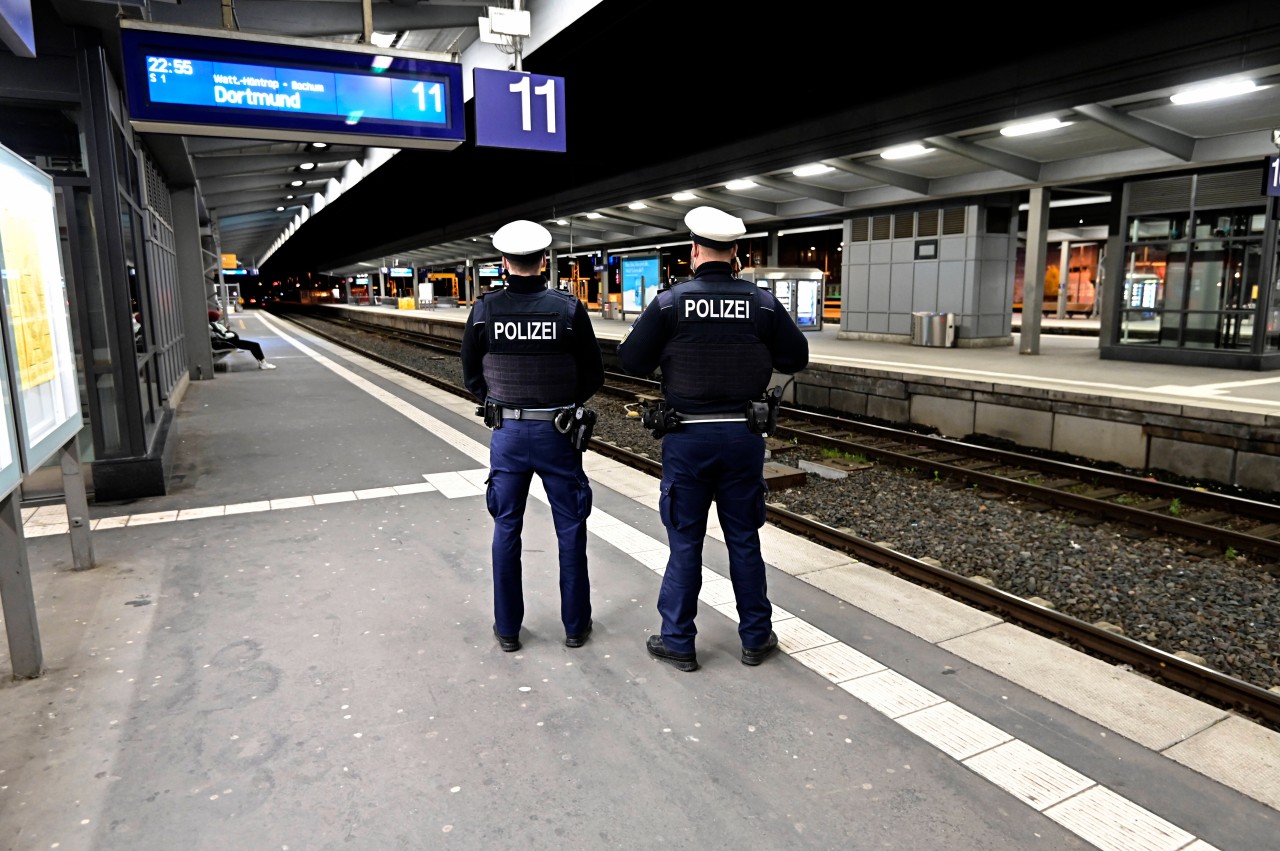 Hilferuf aus einem RE! Am Essener Hauptbahnhof stoppt die Bundespolizei den Zug. (Symbolbild)