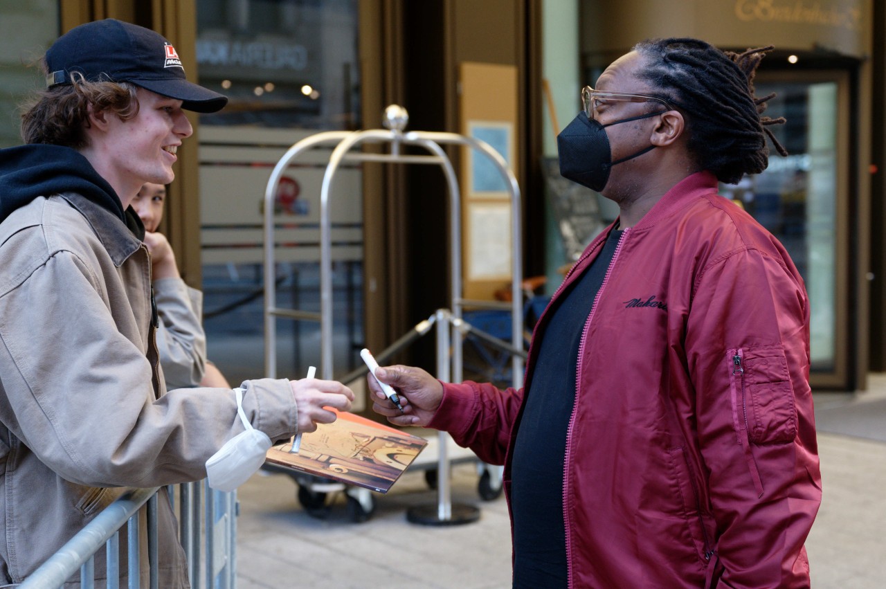 Stones-Bassist Darryl Jones (r) gibt vor dem Hotel Breidenbacher Hof in der Innenstadt an der Königsallee ein Autogramm.