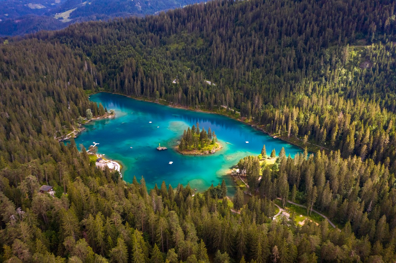 Urlaub in der Schweiz. An einem Badesee müssen Touristen nun tief in die Tasche greifen. (Symbolbild)