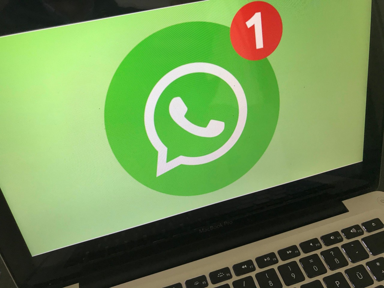 Bei Whatsapp können Gruppen-Admins Nachrichten jetzt einfach löschen.
