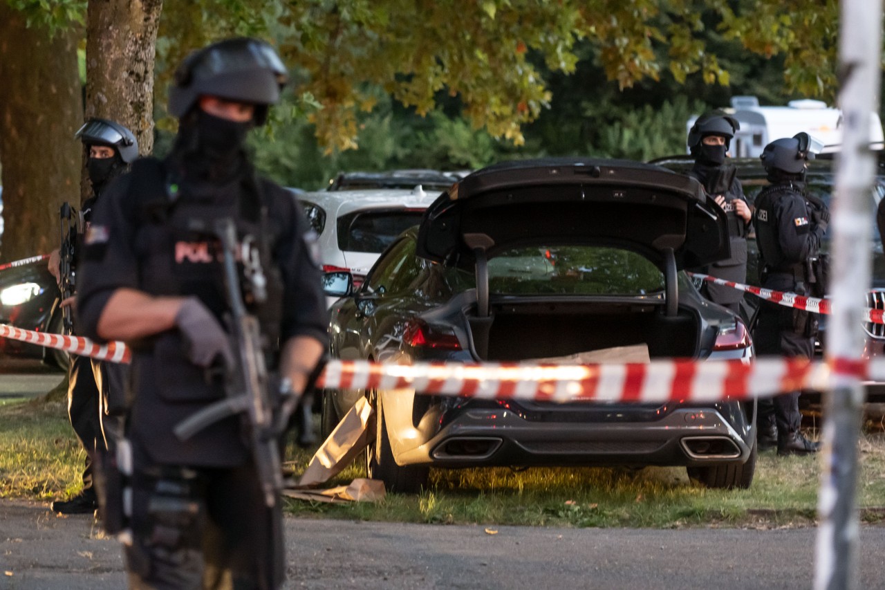 Vor dem Stadion von Borussia Dortmund war ein verdächtiges Auto entdeckt worden.