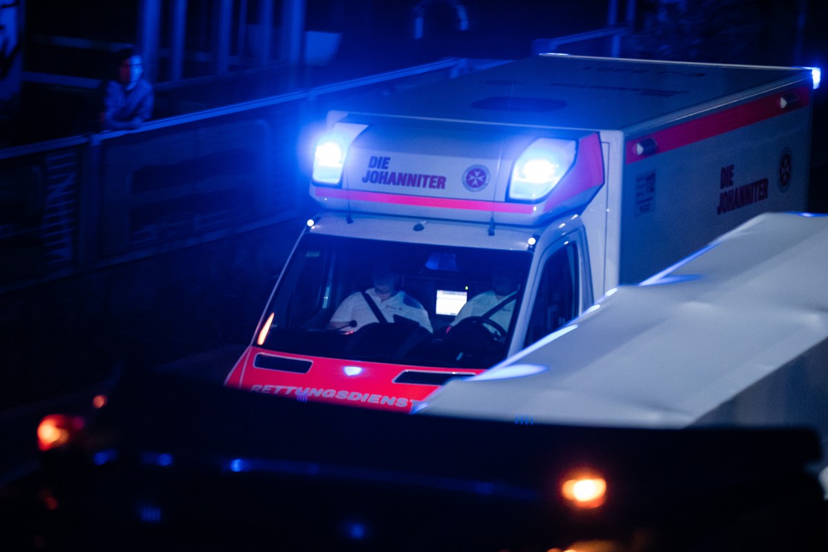 Ein Rettungswagen fährt bei Nacht über die A40.