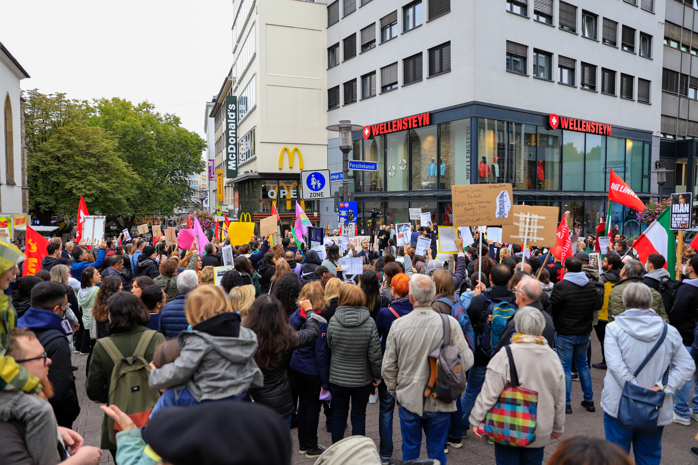 Essen Hunderte Menschen protestieren Grund ist traurig DerWesten.de