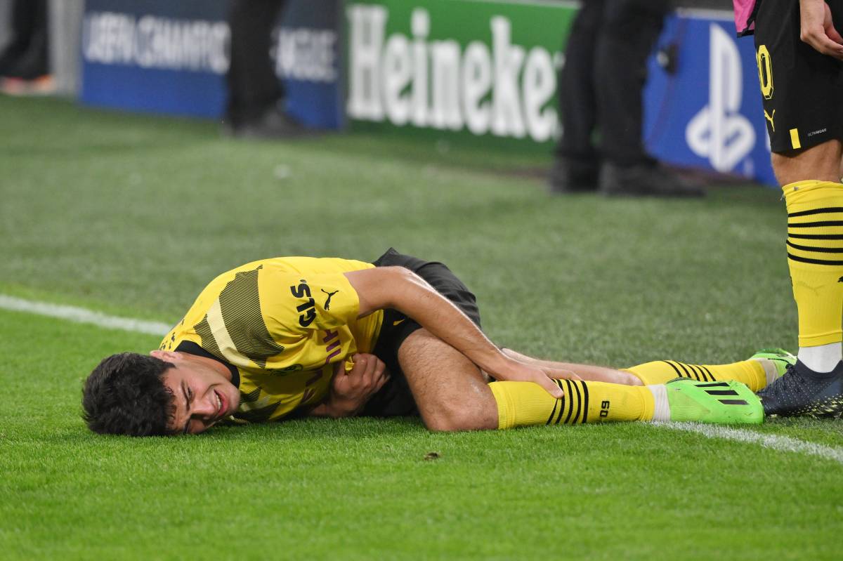 Bei Borussia Dortmund liegt Giovanni Reyna schmerzverzerrt am Boden.