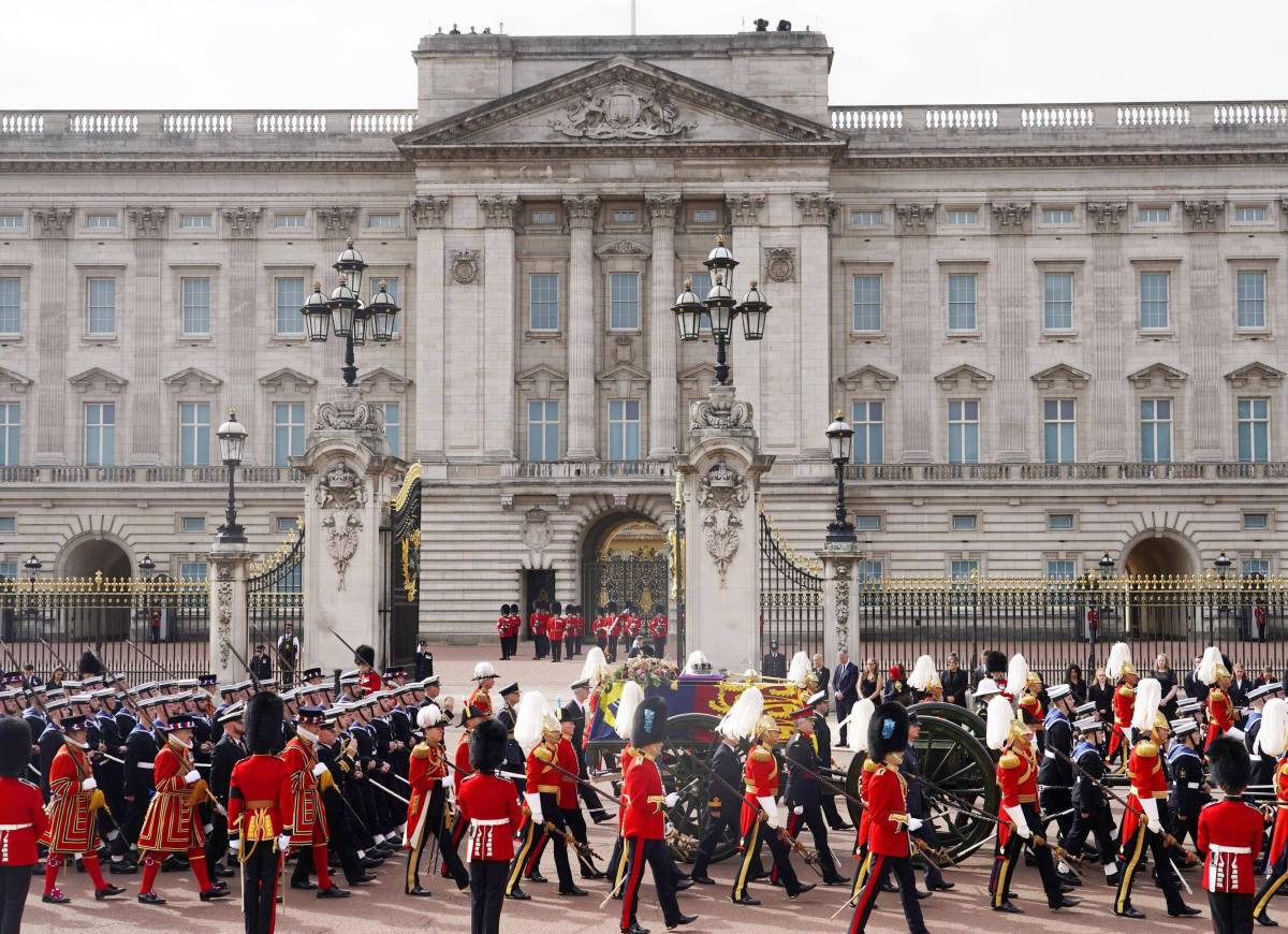 Am Tag nach der Beerdigung von Queen ELizabeth II. pilgern die Royals-Fans zum Buckingham Palace.