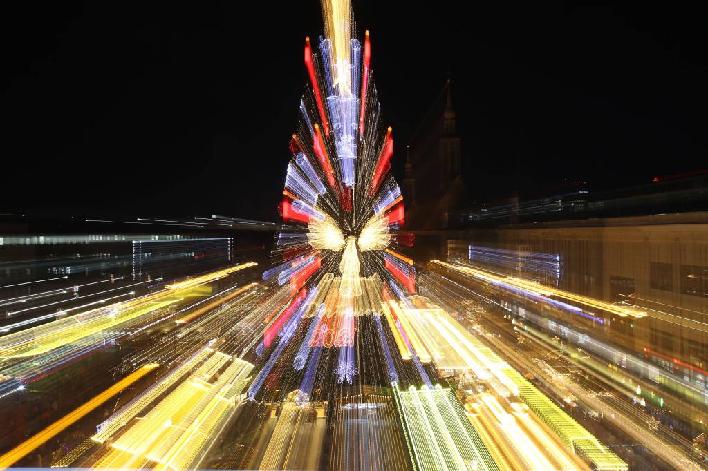 Dortmunds berühmter Riesenweihnachtsbaum erstrahlt in einem Meer aus Lichtern.