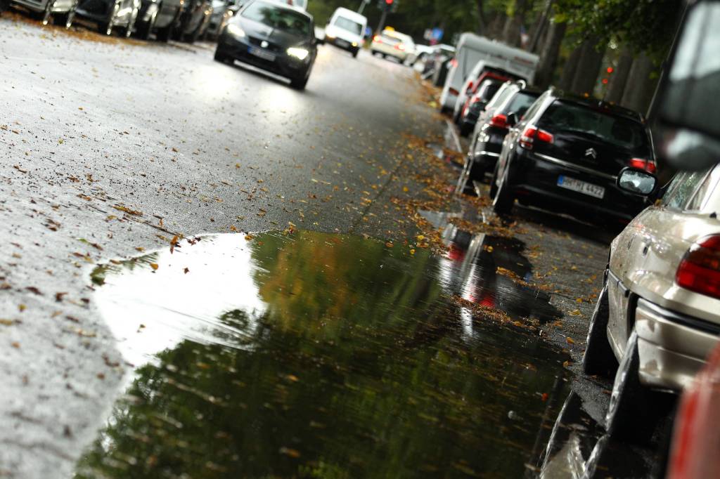 Wetter in NRW Regenpfütze Straße