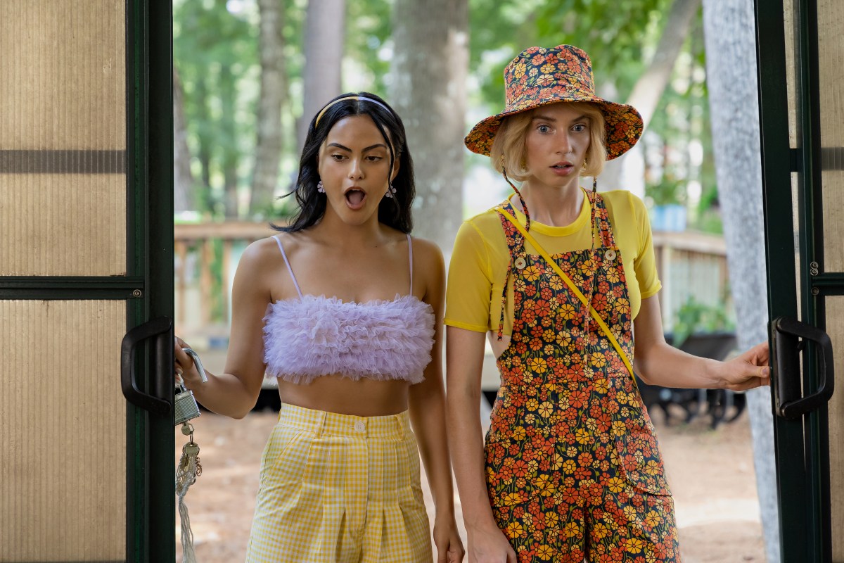 In "Do Revenge" spielen Camila Mendes (l.) und Maya Hawke (r.) die Hauptrollen.