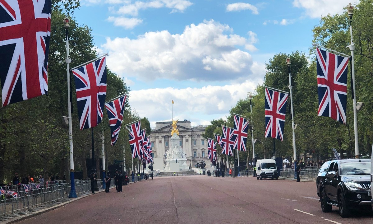 Kurz vor der Beerdigung der Queen kommt es in der Gegend des Buckingham Palace zu emotionalen Szenen.