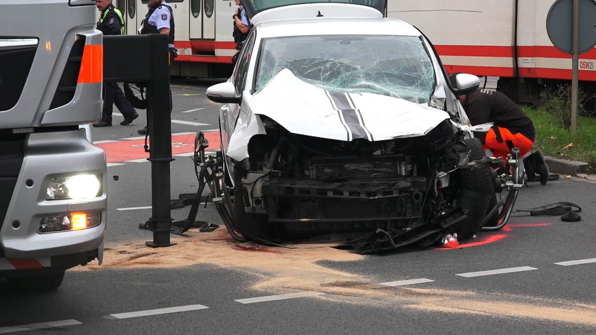 Dortmund: Auto kracht frontal in Straßenbahn – Totalschaden! - DerWesten.de