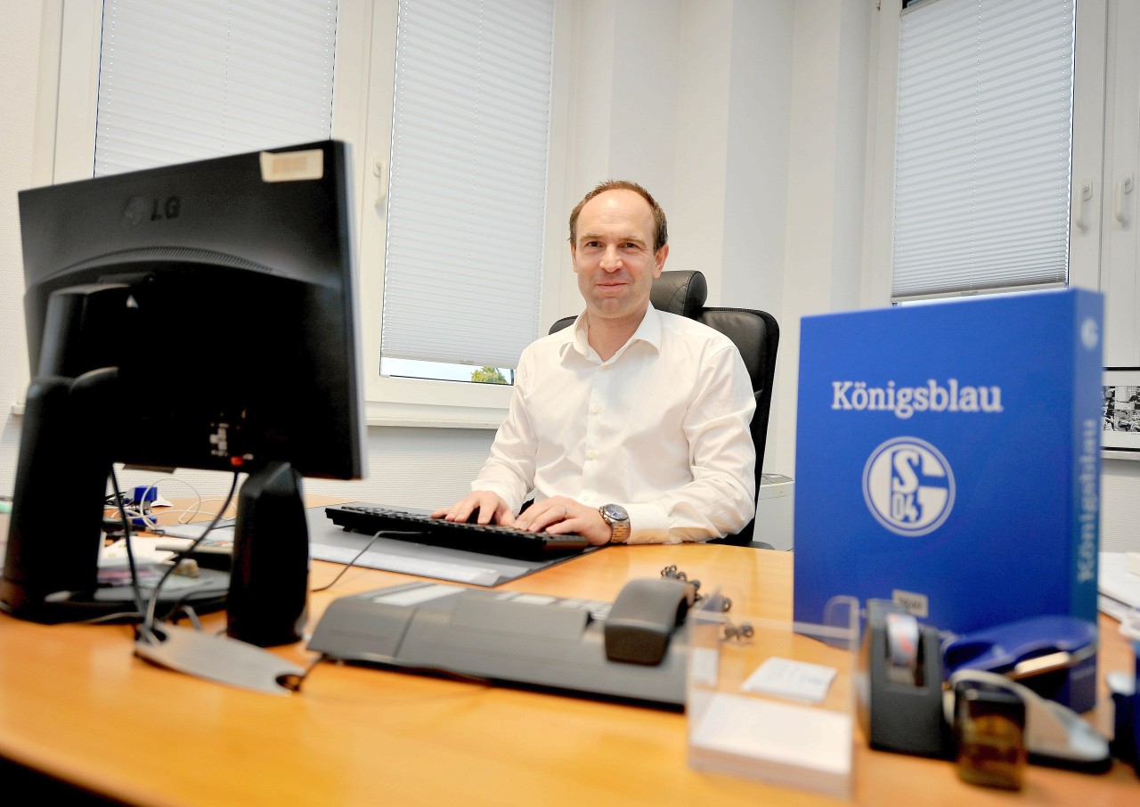 Schreibtischszene: Alexander Jobst in seinem Büro in der Geschäftsstelle.