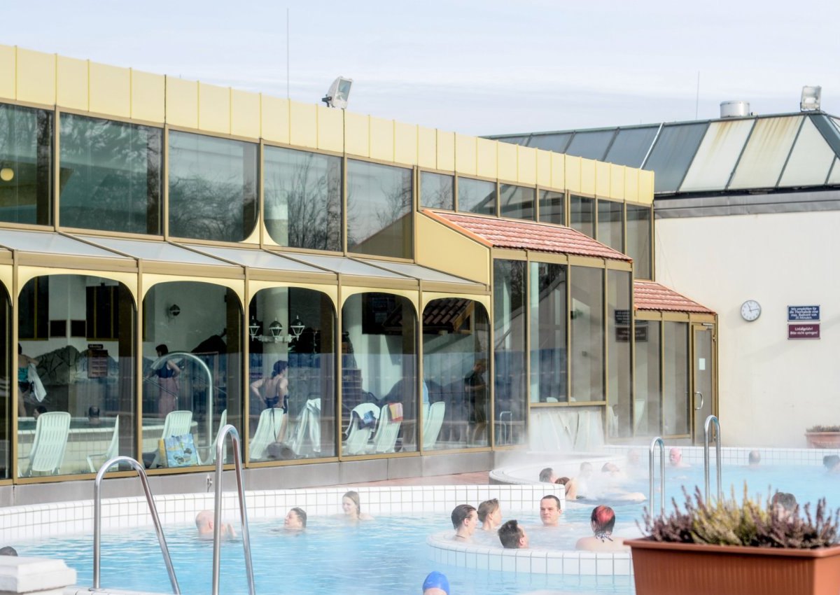 Niederrhein Therme im Revierpark Mattlerbusch.jpg