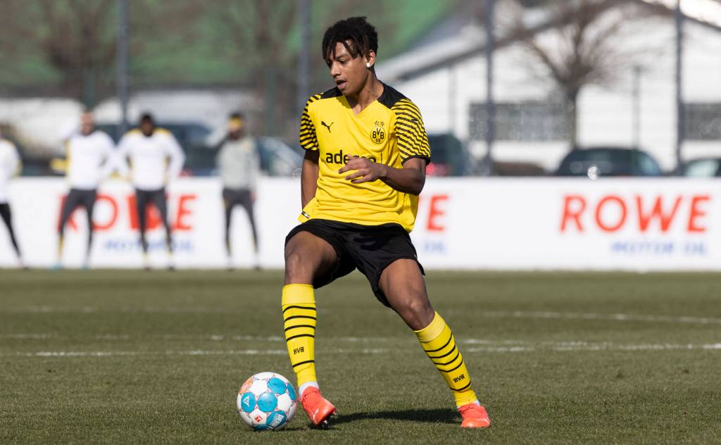 Filippo Mane für Borussia Dortmund am Ball.