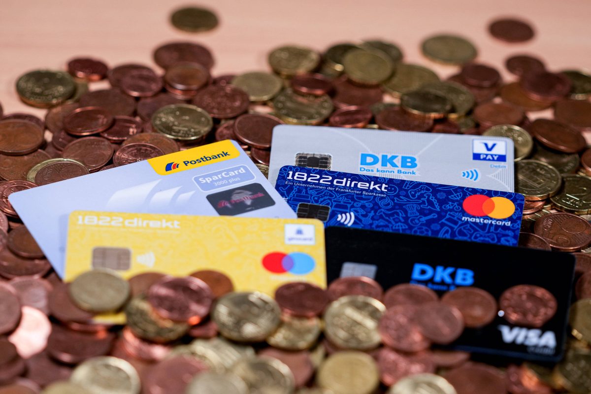 Postbank und DKB: Kunden müssen aktuell vorsichtig sein – wenn sie DIESE Nachricht bekommen