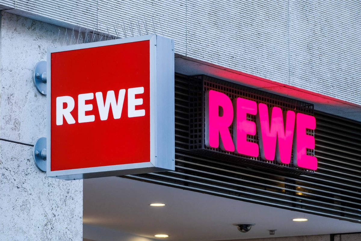 Rewe-Markt sorgt mit Anzeige für Eklat – „Plakat entfernen“