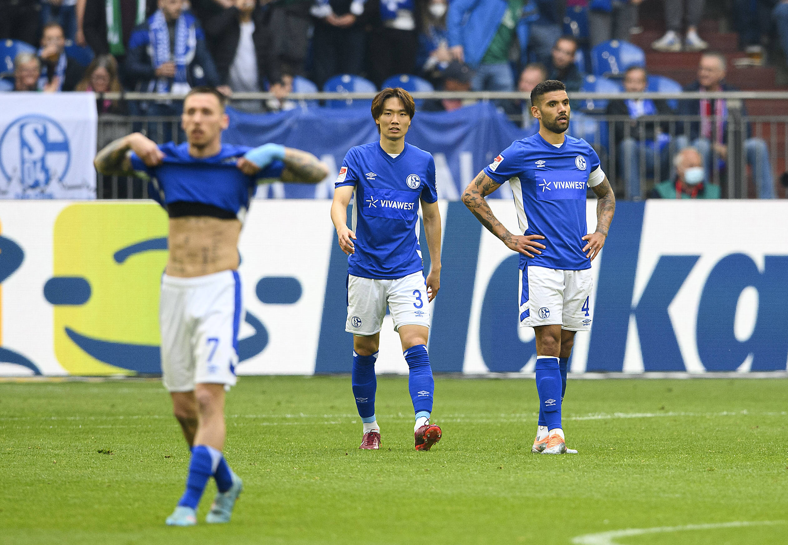 FC Schalke 04: Fans In Trauer – ER Trägt Plötzlich Wieder S04-Klamotten ...