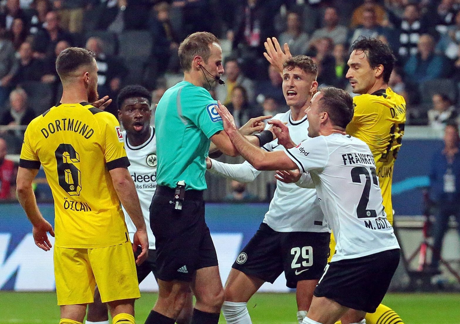 Borussia Dortmund: Frankfurt schäumt nach Elfer-Zoff – so reagiert Schiedsrichter Stegemann