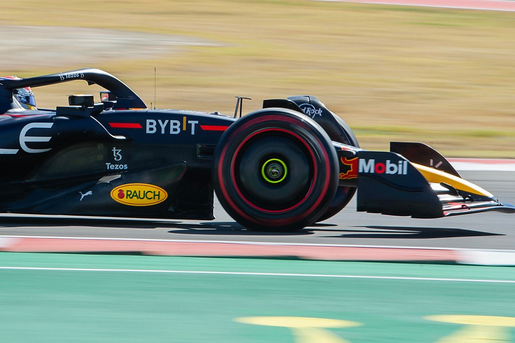 Ein Rauch-Logo auf dem Formel-1-Auto von Rennstall Red Bull.