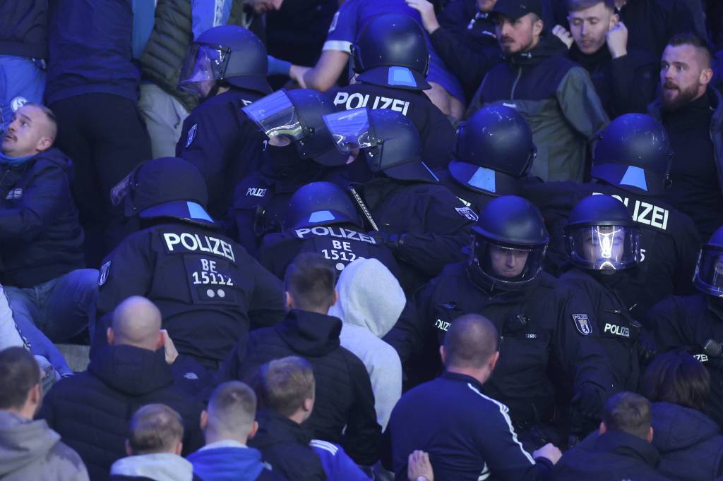 Polizisten im Block des FC Schalke 04.