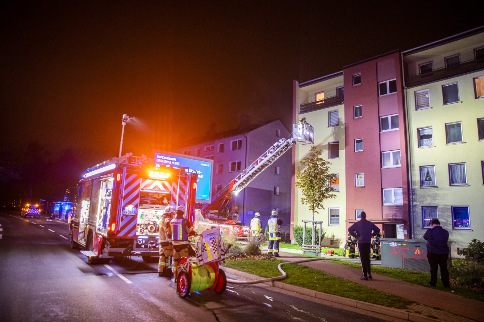 Essen: Brand-Alarm in Bochold! Feuerwehr rettet Kinder aus Haus
