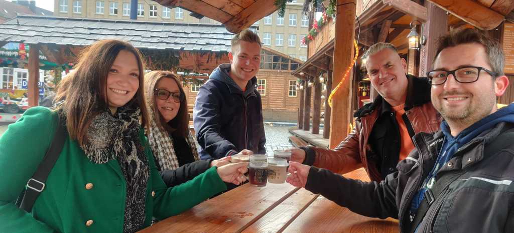 Weihnachtsmarkt Dortmund Gruppe Glühwein anstoßen