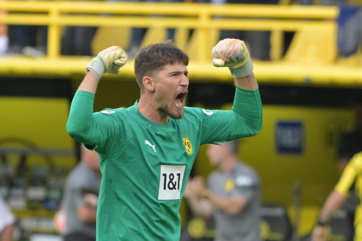 Gregor Kobel jubelt nach einem Sieg von Borussia Dortmund.