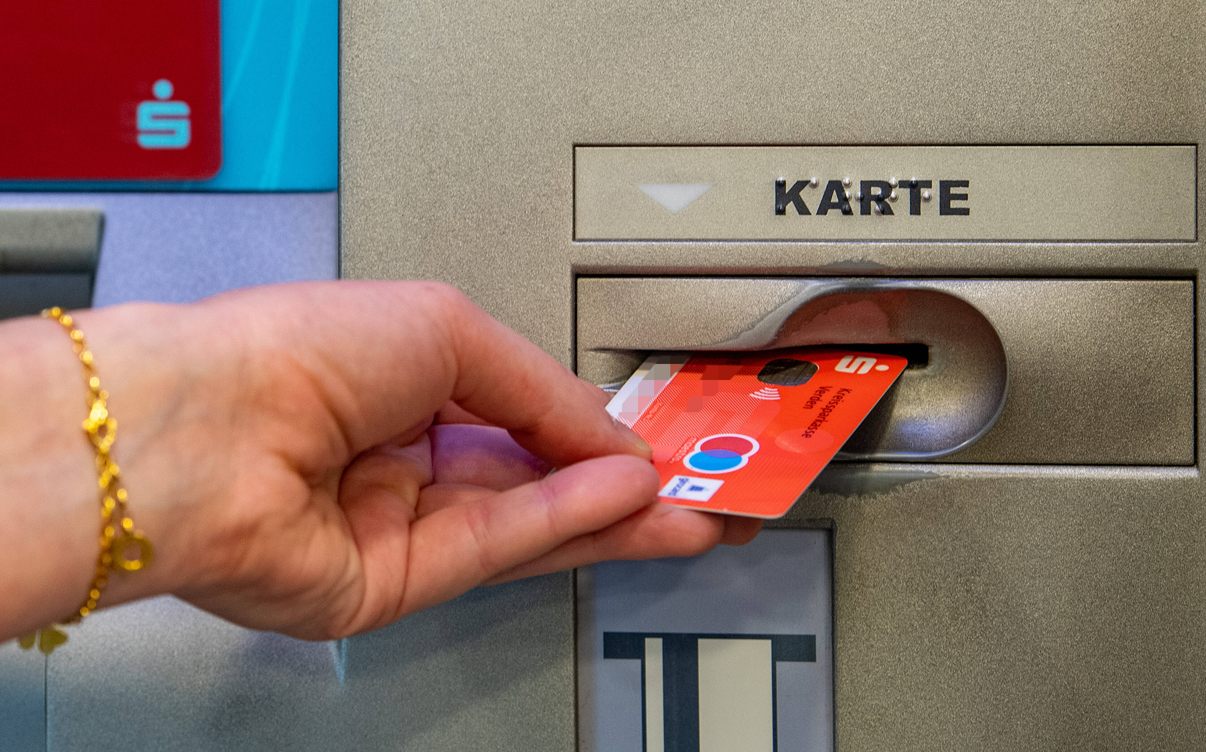 Sparkasse: DAS musst Du über die neue EC-Karte wissen! - DerWesten.de