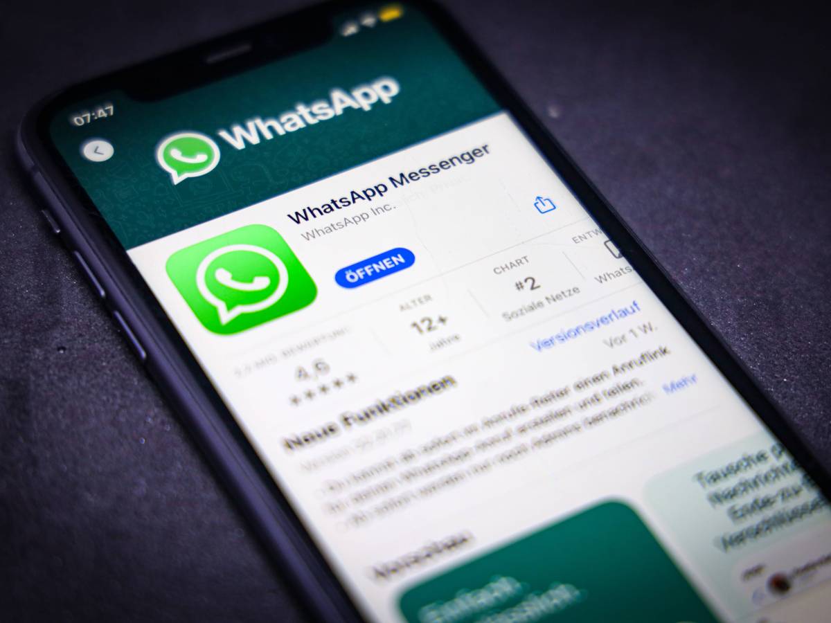 Ein Handy mit Whatsapp-Logo