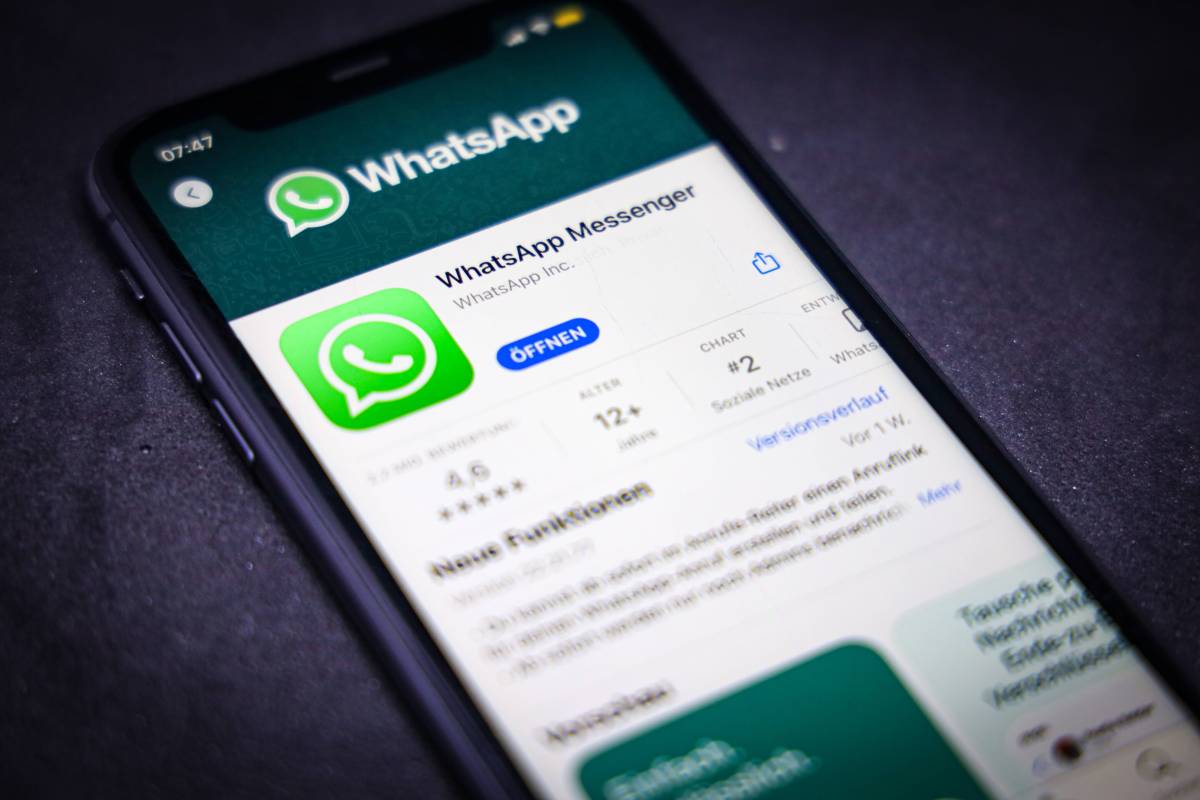 Ein Handy mit Whatsapp-Logo