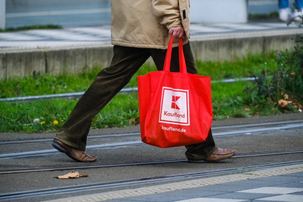 Kaufland in NRW Kunde Einkaufstasche Symbolbild