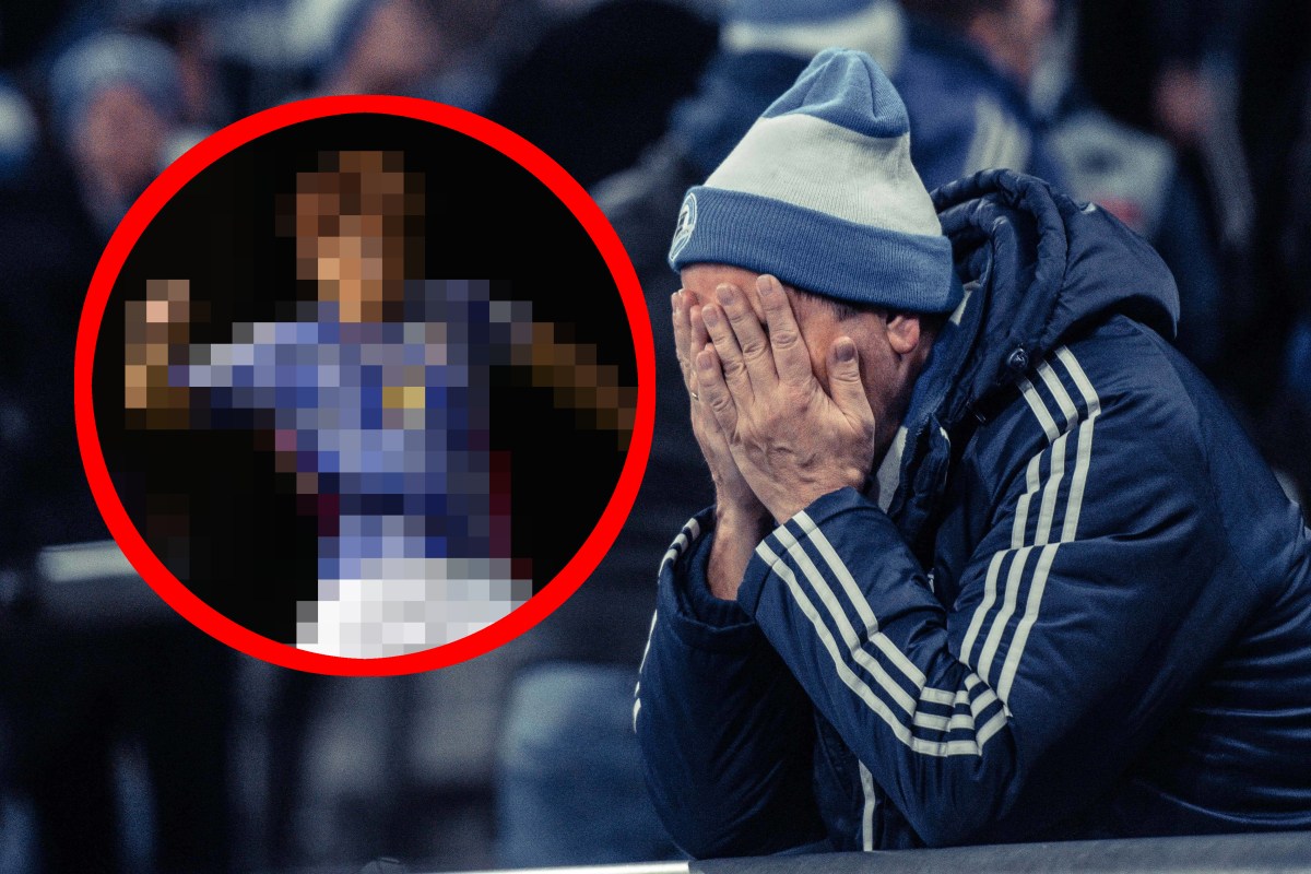 Ein Fan des FC Schalke 04 schlägt beim Anblick von Ko Itakura die Hände vors Gesicht.