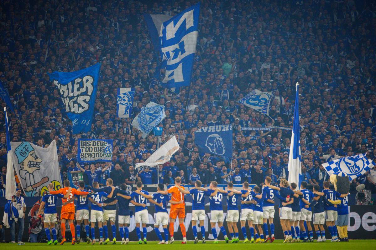 Fans des FC Schalke 04 auf der Nordkurve.,
