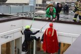 Die Superhelden der Feuerwehr bei der Nikolaus-Aktion in Essen.