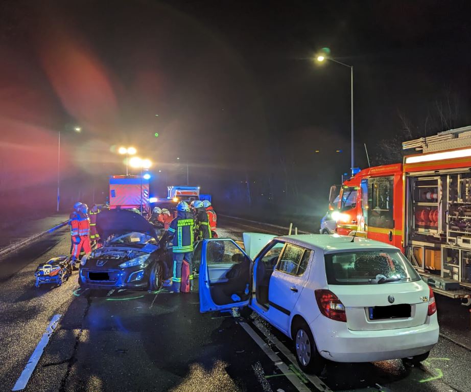 Mülheim: Autos crashen ineinander! Augenzeugen handeln sofort