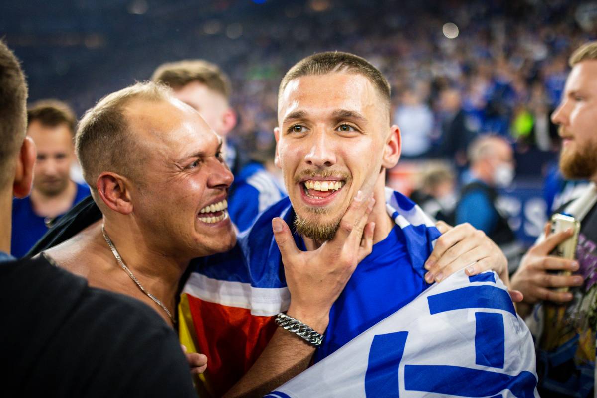 Ein Fan küsst Darko Churlinov beim Platzsturm nach dem Aufstieg mit dem FC Schalke 04.