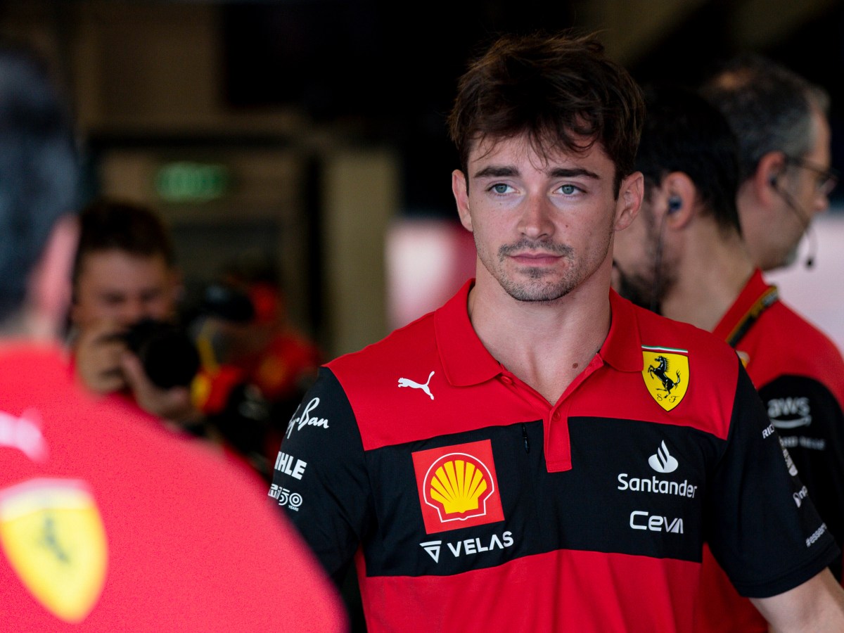 Charles Leclerc in der Formel-1-Garage von Ferrari.
