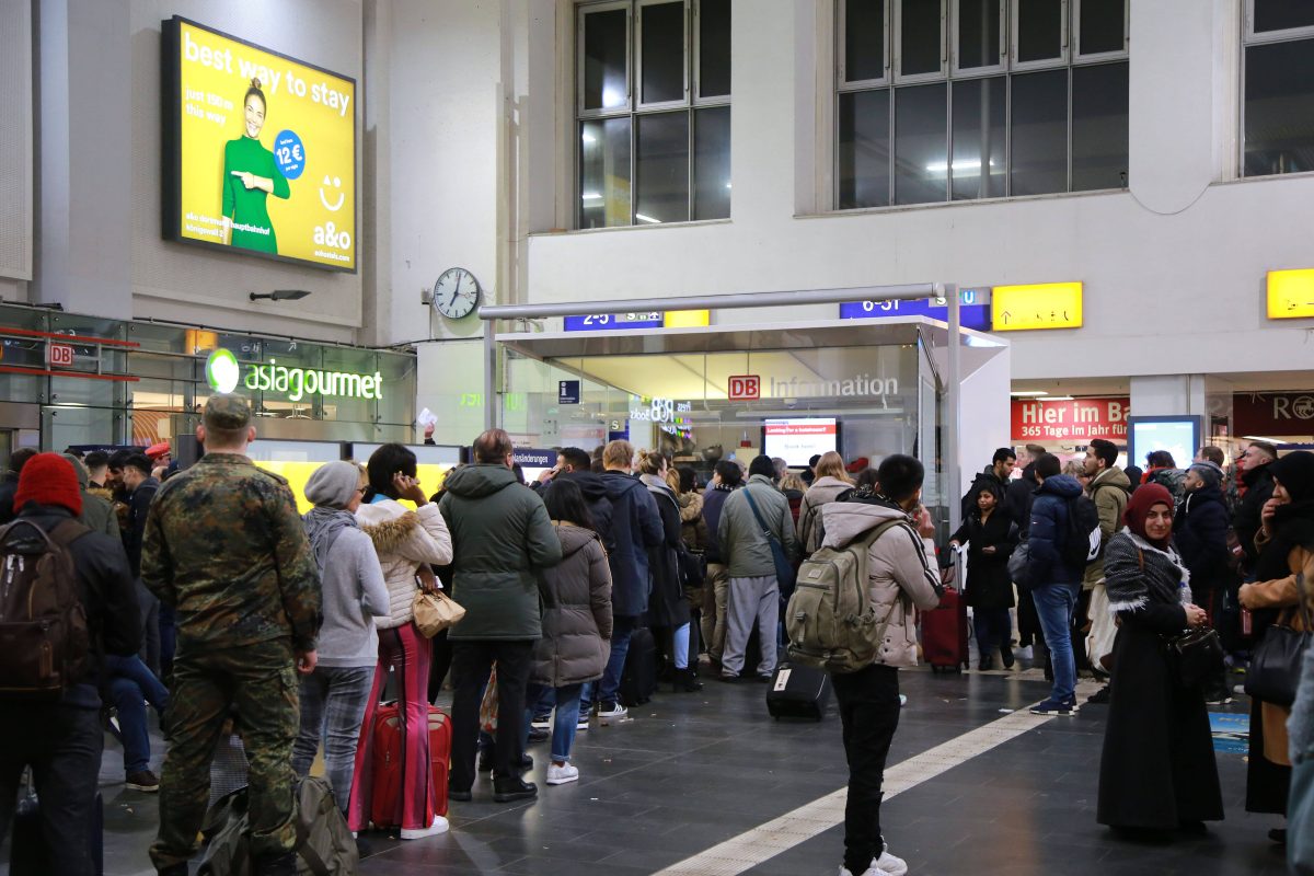 Dortmund Hauptbahnhof Pendler warten vor der DB-Info