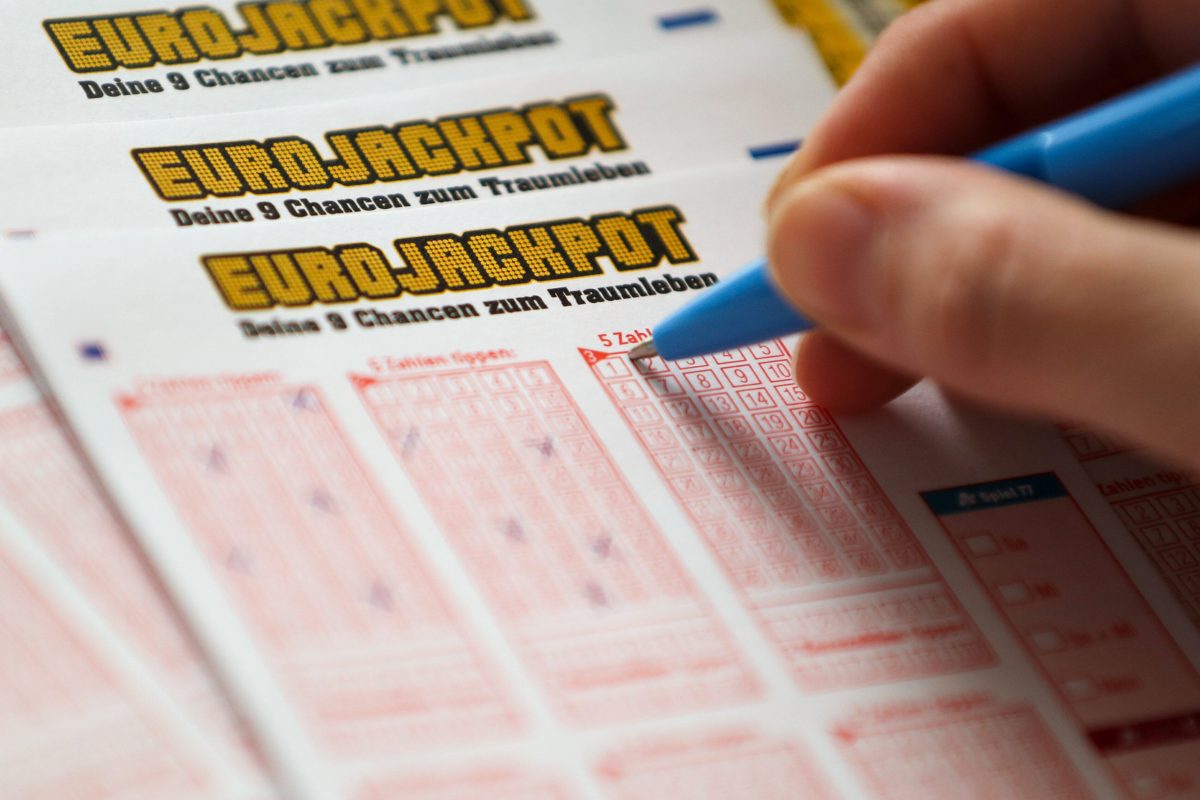 Lotto: Frau mit unachtsamer Aktion – fast hätte es sie den Gewinn gekostet