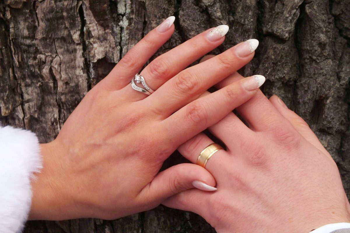 Hochzeit Hand von Braut und BrÃ¤utigam