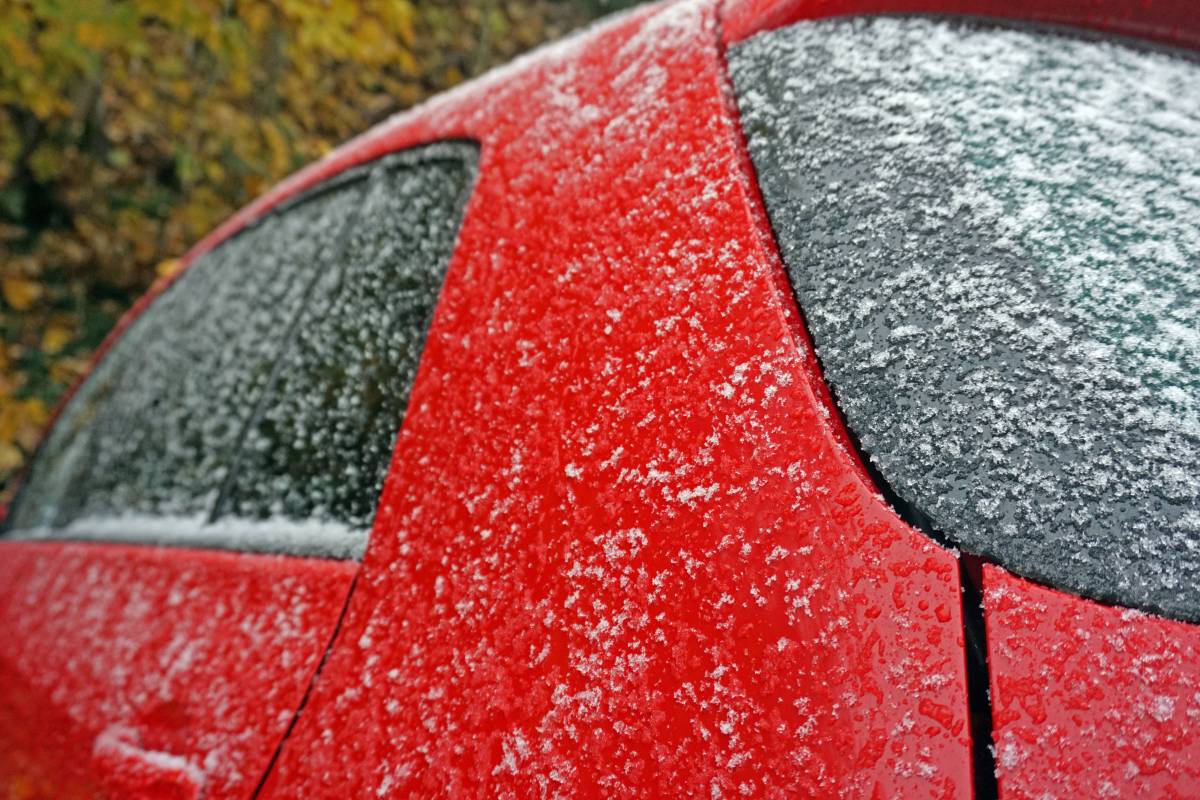 Bochum: Ein verschneites Auto