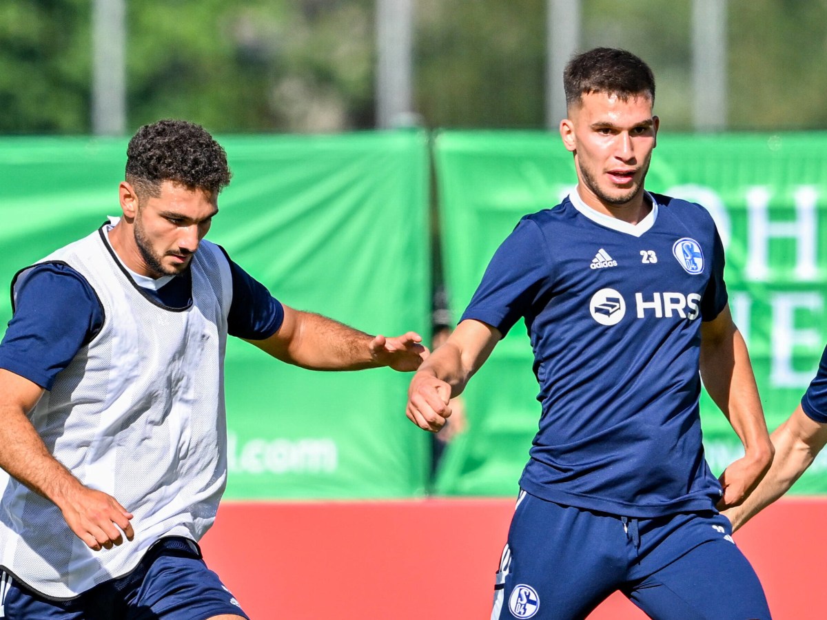 Kerim Calhanoglu im Training des FC Schalke im im Zweikampf mit Mehmet Aydin.